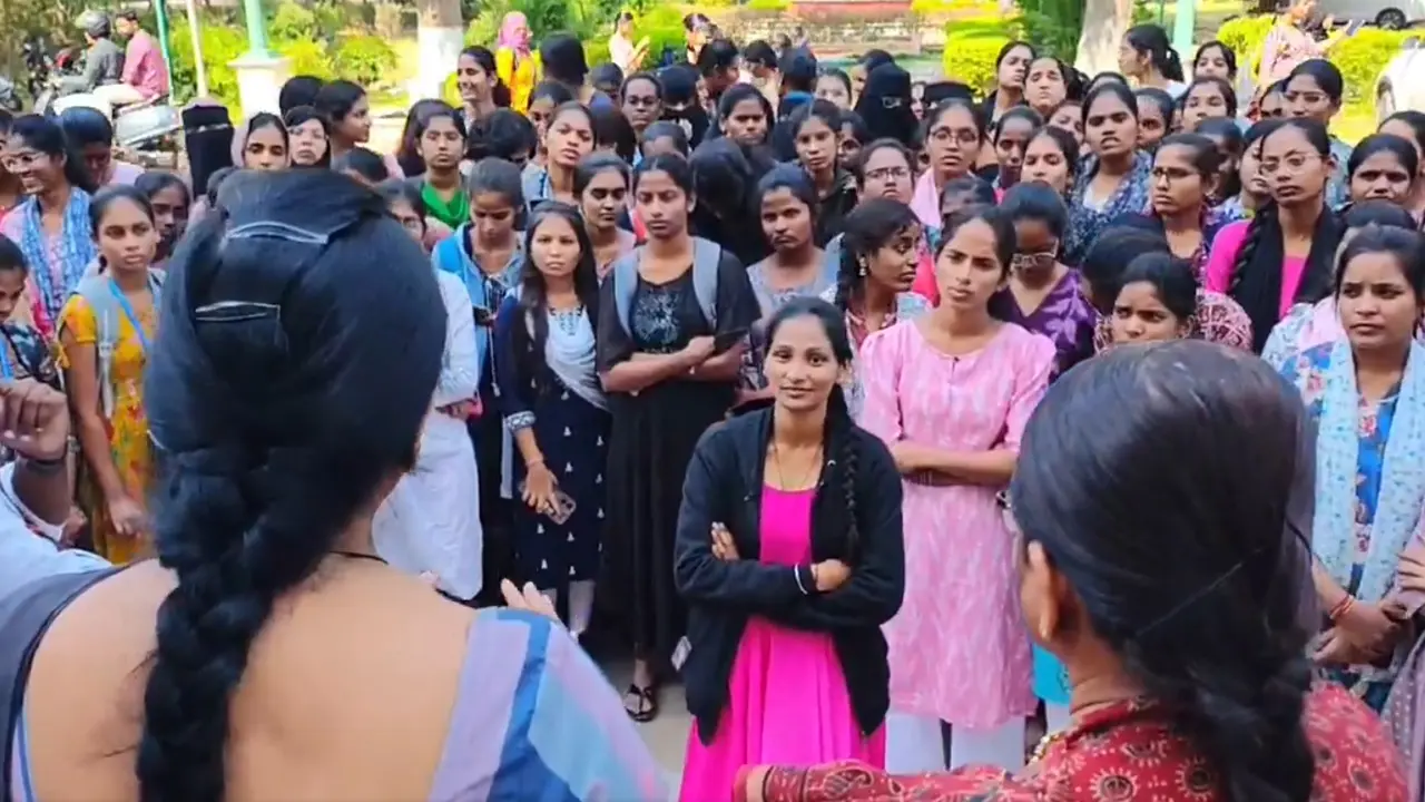 Koti Womens University : కోఠి మహిళా విశ్వ విద్యాలయంలో విద్యార్థినిల ఆందోళన..మెస్ ఇన్ చార్జి సస్పెండ్