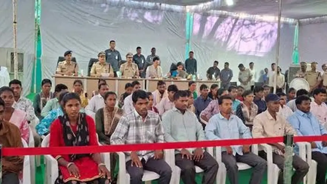 Maoist Surrender : తెలంగాణలో 41 మంది మావోయిస్టుల లొంగుబాటు