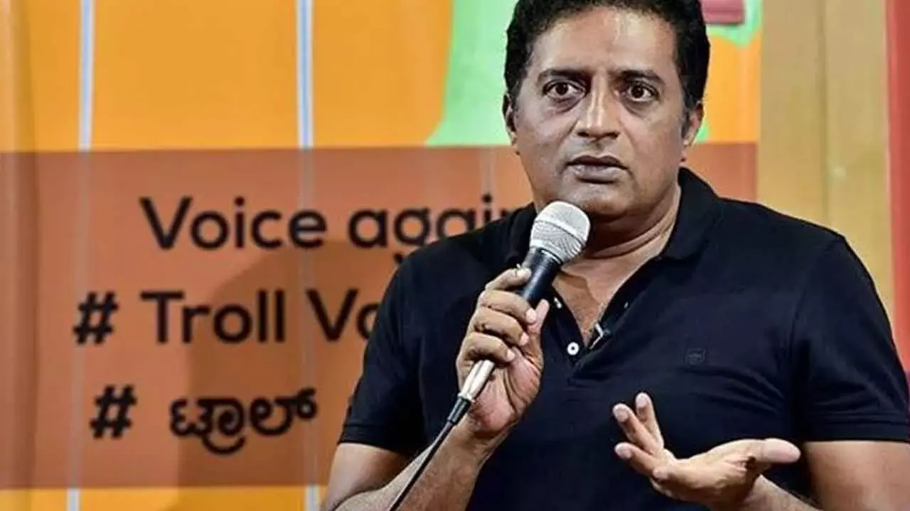 Prakash Raj : దేశంలో హంతకుడి పాలన కొనసాగుతుంది