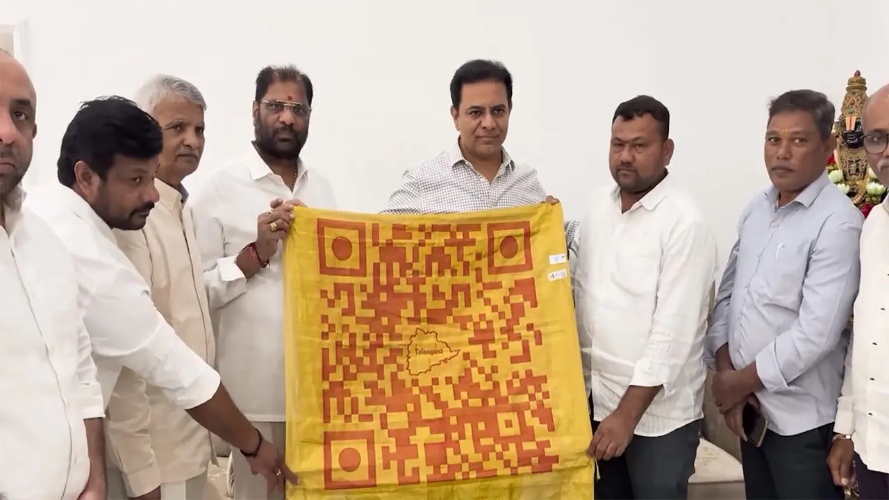 Siricilla Weaver Crafts QR Shawl : సిరిసిల్ల నేతన్న అద్భుత సృష్టి.. శాలువాపై క్యూఆర్ కోడ్