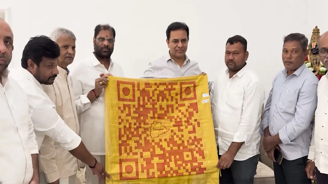 Siricilla Weaver Crafts QR Shawl : సిరిసిల్ల నేతన్న అద్భుత సృష్టి.. శాలువాపై క్యూఆర్ కోడ్
