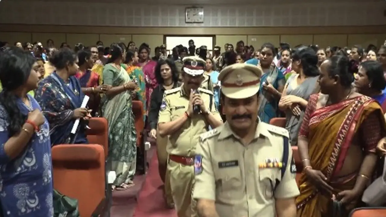 CP Sajjanar Warns Transgenders : ట్రాన్స్‌జెండర్లకు హైదరాబాద్ సీపీ సజ్జనర్ హెచ్చరిక