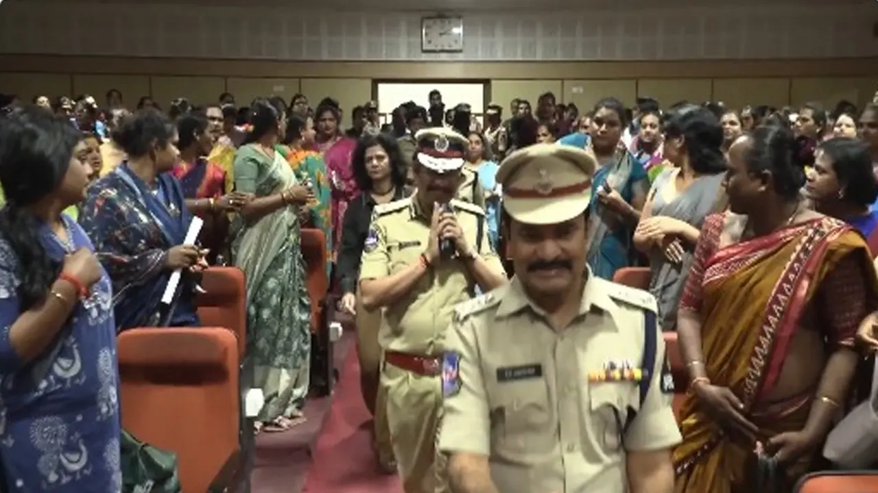 CP Sajjanar Warns Transgenders : ట్రాన్స్‌జెండర్లకు హైదరాబాద్ సీపీ సజ్జనర్ హెచ్చరిక