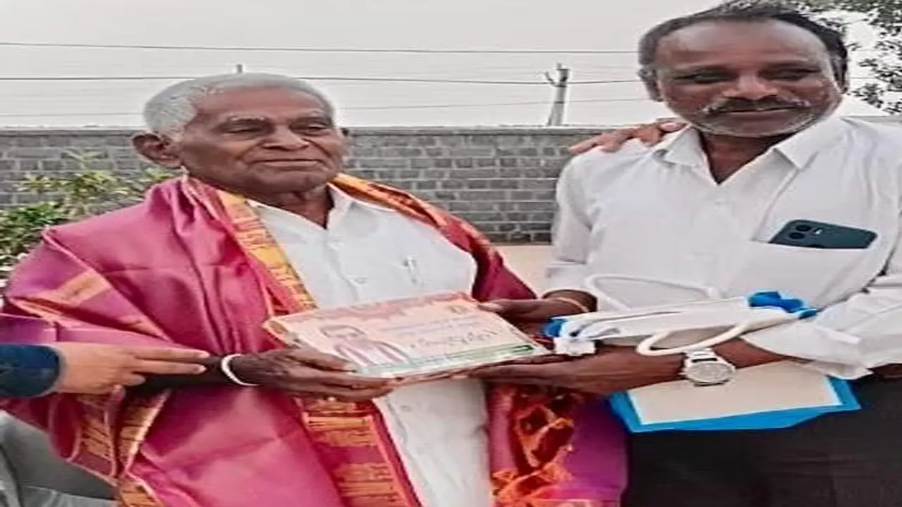 Chamala Kiran Kumar Reddy : నూతన సర్పంచ్ లకు ఎంపీ చామల స్వీట్ బాక్స్ లు