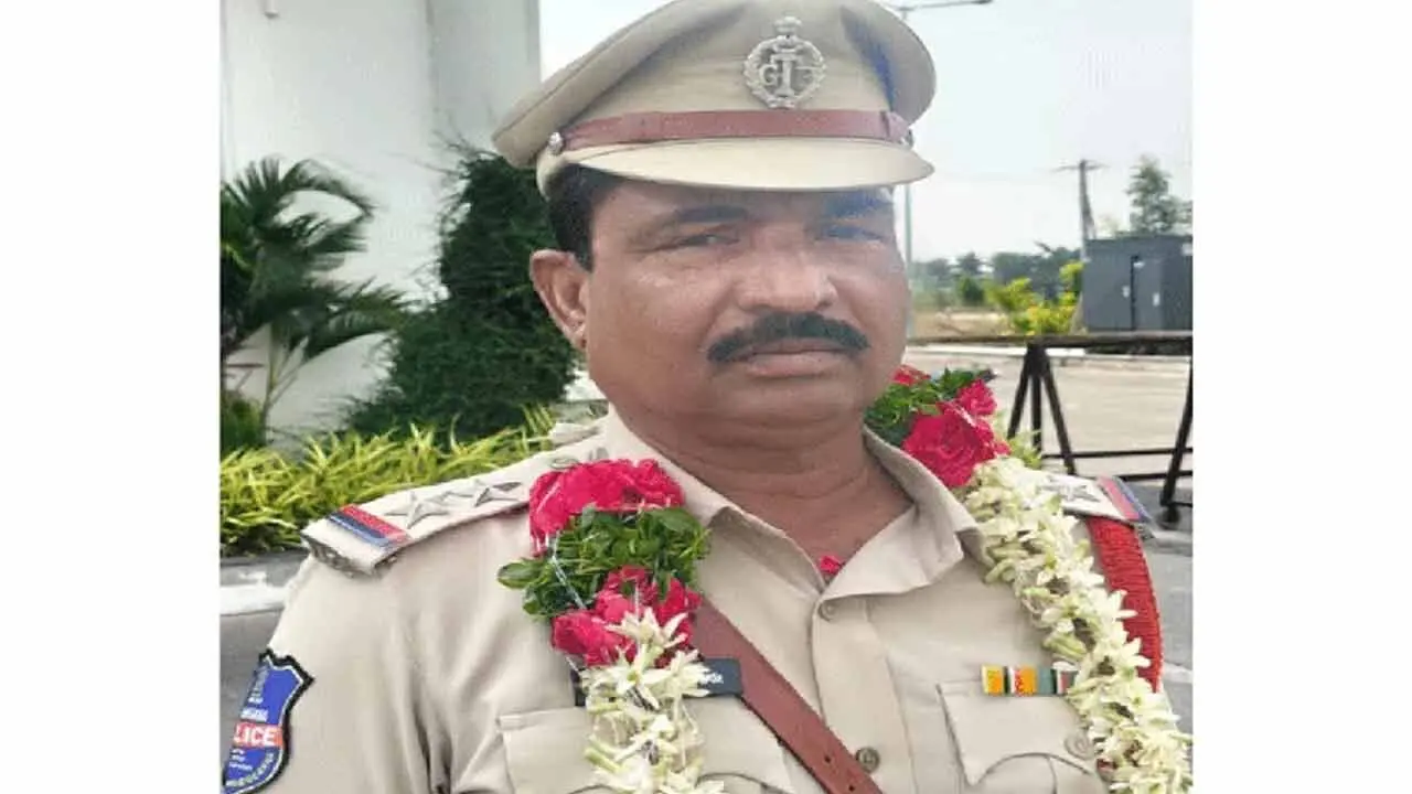 SI Venkateshwarlu | పంచాయ‌తీ ఎన్నిక‌ల్లో పోటీ చేసిన ఎస్ఐ వెంక‌టేశ్వ‌ర్లు ఓట‌మి