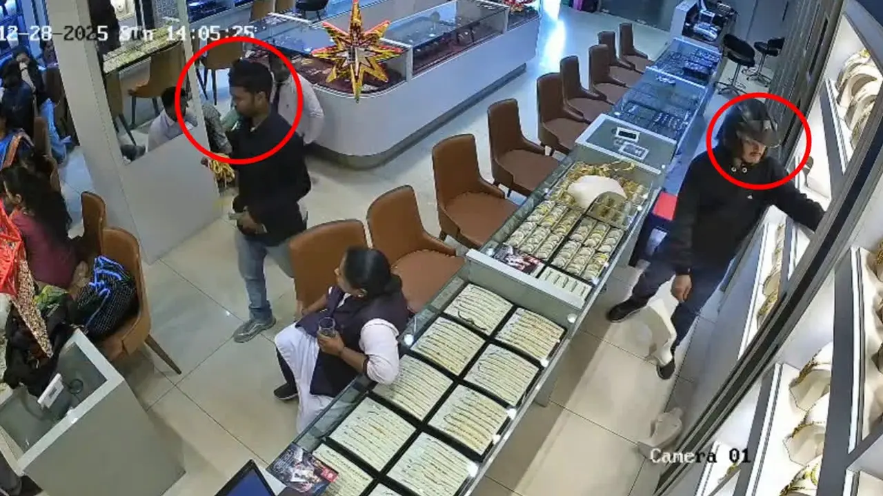 Jewellery Shop Robbery : తుపాకులతో బెదిరించి రూ.10 కోట్ల ఆభరణాల చోరీ!