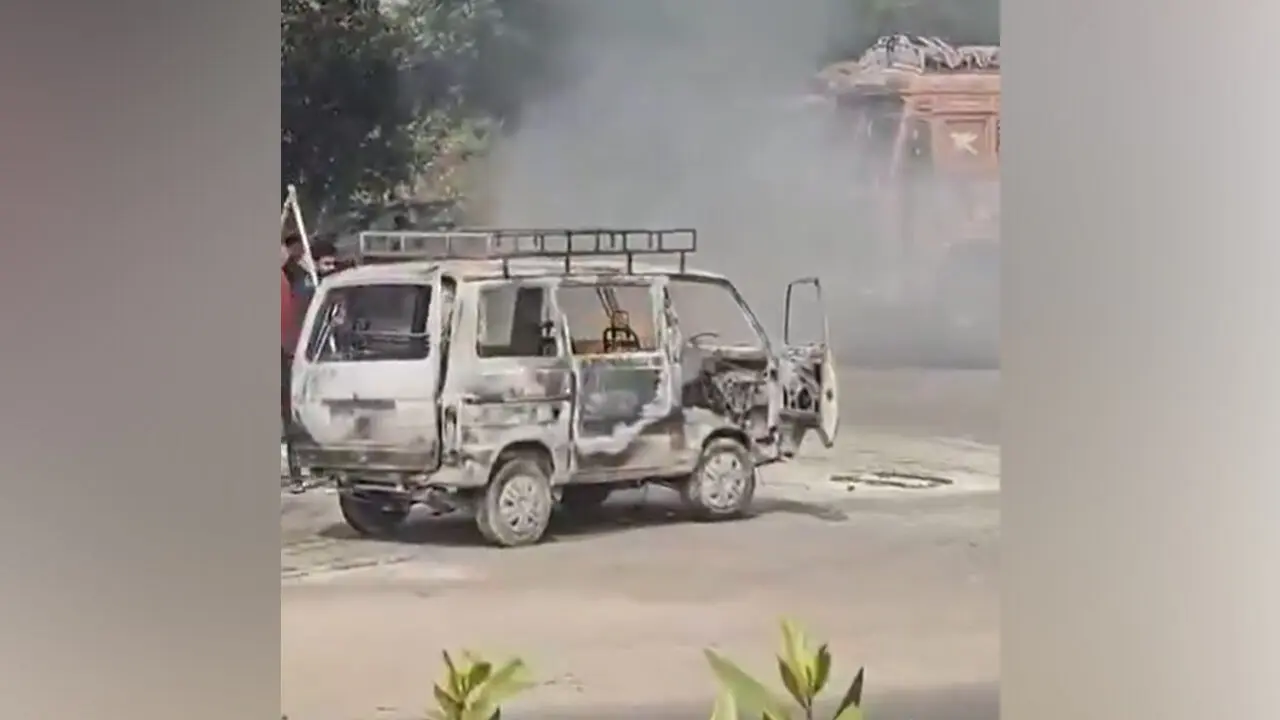 Fire Accident : పెట్రోల్ బంక్ లోకి మంటలతో వ్యాన్..తప్పిన భారీ ప్రమాదం