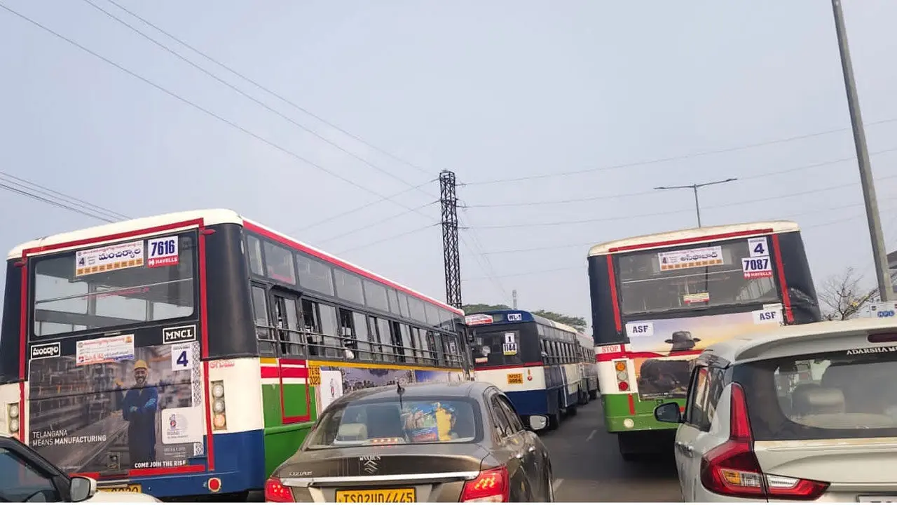 Medaram Traffic Jam | మేడారంలో ట్రాఫిక్ జామ్‌తో భక్తుల అవస్థలు