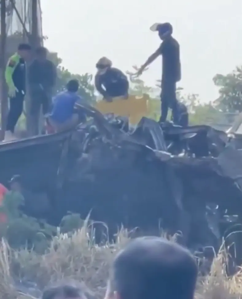 Thailand crane accident| రైలుపై జారిపడిన క్రేన్.. 22 మంది మృతి
