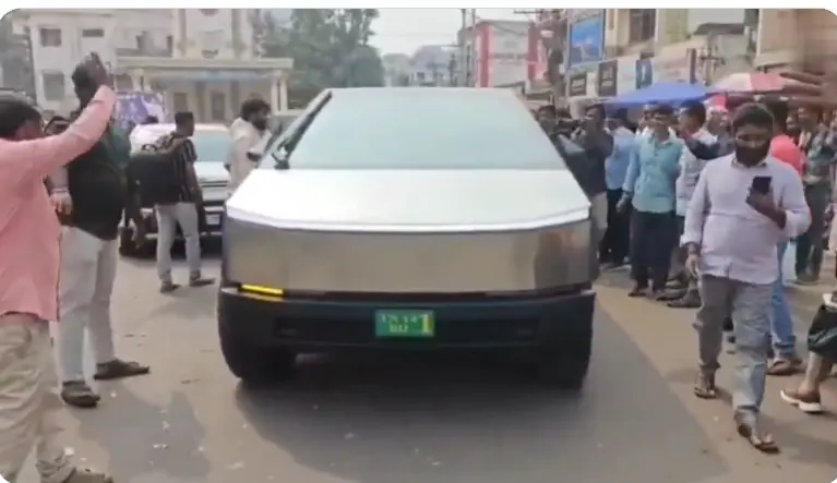 Amalapuram Tesla car| అమలాపురంలో టెస్లా కారు క్రేజ్ .. సెల్పీలతో జనం సందడి