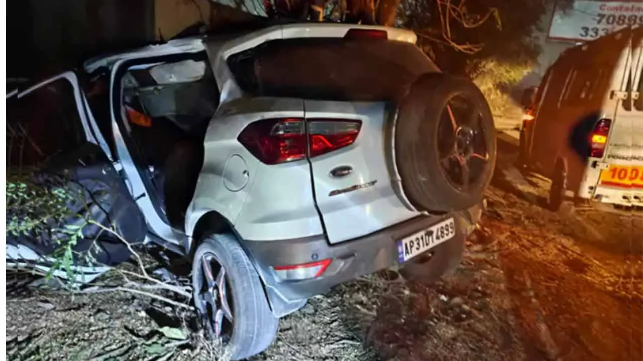 Accident | రంగారెడ్డి జిల్లాలో ఘోర రోడ్డు ప్ర‌మాదం.. న‌లుగురు విద్యార్థులు మృతి
