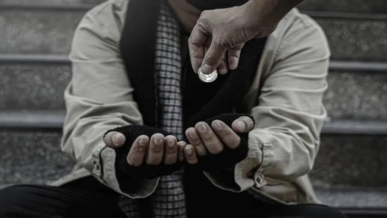 Beggar | షాకింగ్‌.. బిచ్చగాడి వద్ద రూ.4 లక్షల నగదు.. రద్దు చేసిన, విదేశీ కరెన్సీ లభ్యం