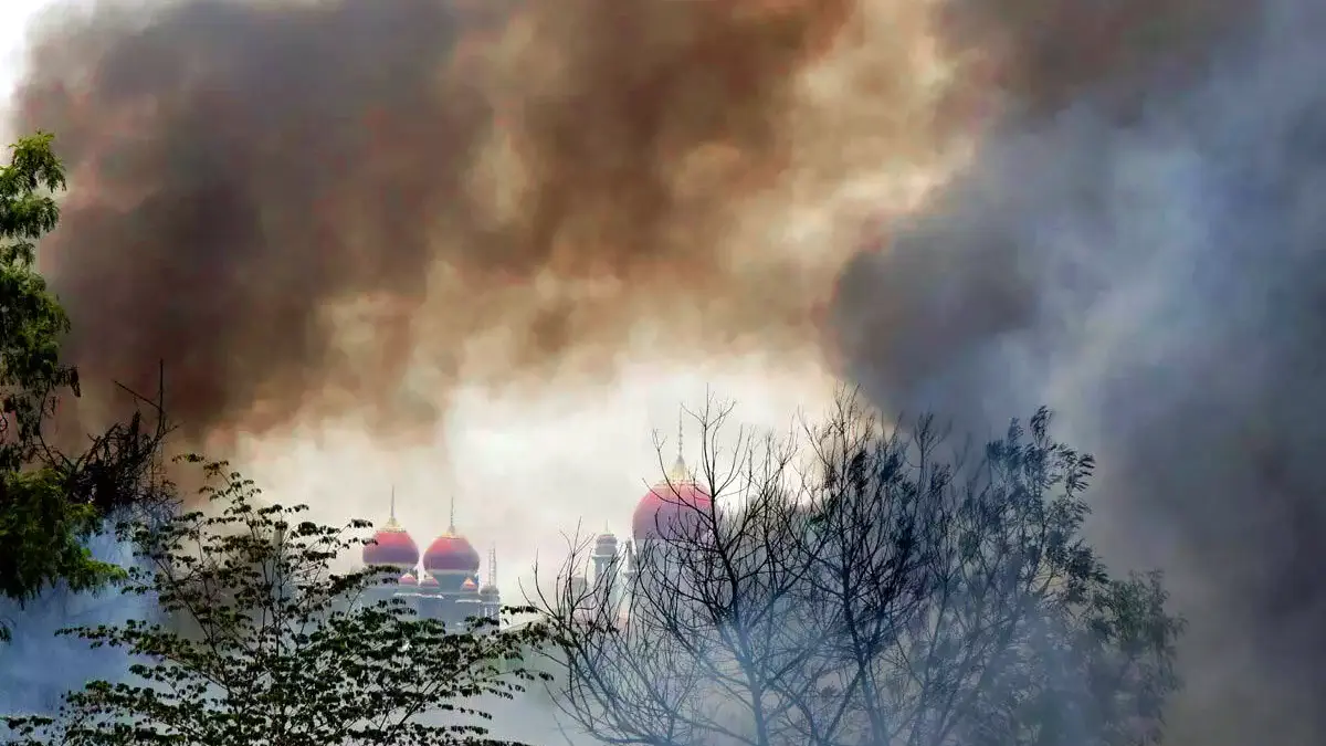 Dense smog engulfs city skyline as air pollution and PM2.5 levels rise sharply