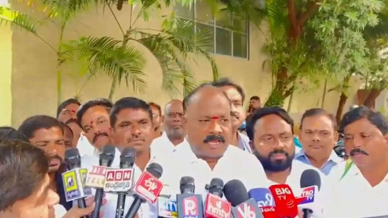 పతాకస్థాయికి చేరిన పాలకుర్తి పంచాయతీ…పార్టీని భ్రష్టుపట్టించారని మీనాక్షికి ఫిర్యాదు
