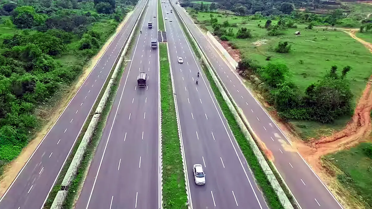 Six lane NH44 access controlled highway between Hyderabad and Bangalore with fast moving vehicles