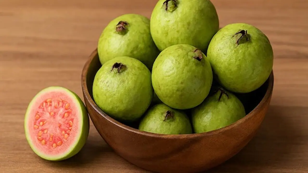 Guava | జామపండు తొక్కతో తినాలా.. లేక తొక్క లేకుండా తినాలా..? నిపుణులు ఏం చెబుతున్నారు..