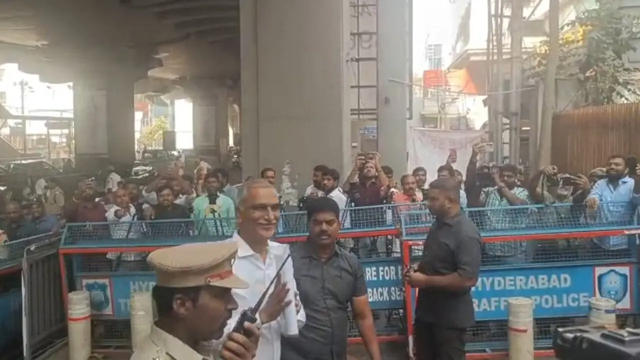 Jubilee Hills Police Station : జూబ్లీహిల్స్ పోలీస్ స్టేషన్ ఎదుట ఉద్రిక్తత..పోలీసుల లాఠీచార్జ్