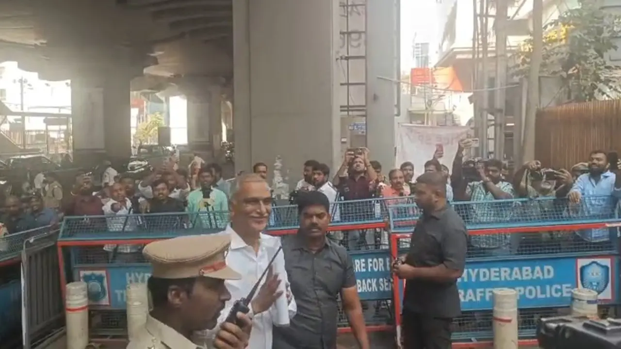 Jubilee Hills Police Station : జూబ్లీహిల్స్ పోలీస్ స్టేషన్ ఎదుట ఉద్రిక్తత..పోలీసుల లాఠీచార్జ్