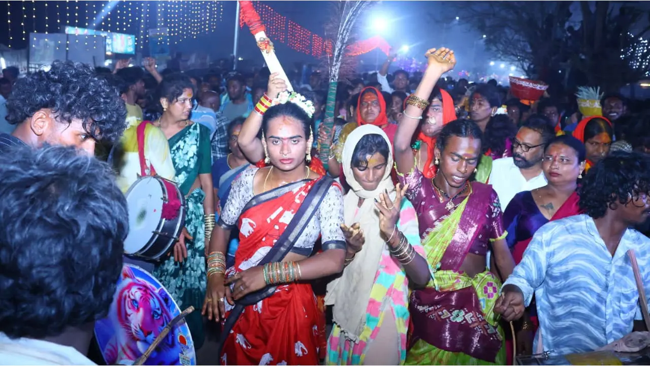 Medaram Jatara : మేడారం జాతరలో  ప్రత్యేక ఆకర్షణగా నిలుస్తున్న (జోగిని) హిజ్రాలు