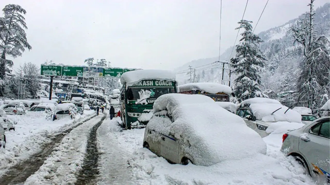 Himachal Pradesh : హిమాచల్‌లో భారీ హిమపాతం.. రోడ్లు మూసివేత.. చిక్కుకుపోయిన పర్యాటకులు
