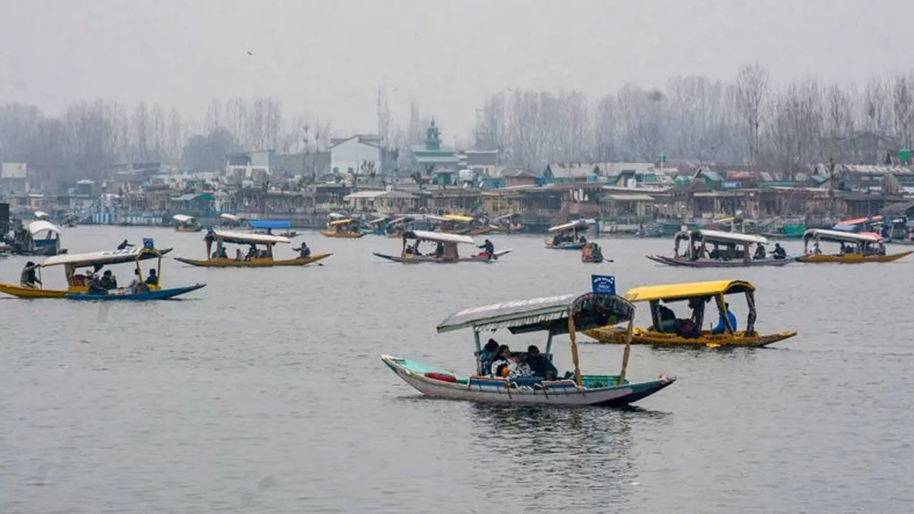 Dal Lake | చలిగుప్పిట్లో అందాల కశ్మీర్‌.. గడ్డకట్టిన దాల్‌ సరస్సు