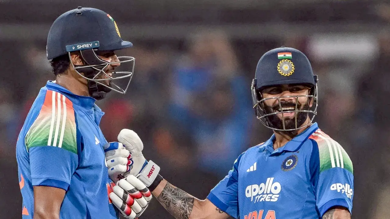 ఇండోర్ వన్డేలో విరాట్ కోహ్లీ, హర్షిత్ రాణా పార్ట్‌నర్‌షిప్ సందర్భంగా ఇద్దరూ నవ్వుతూ మాట్లాడుతున్న క్షణం