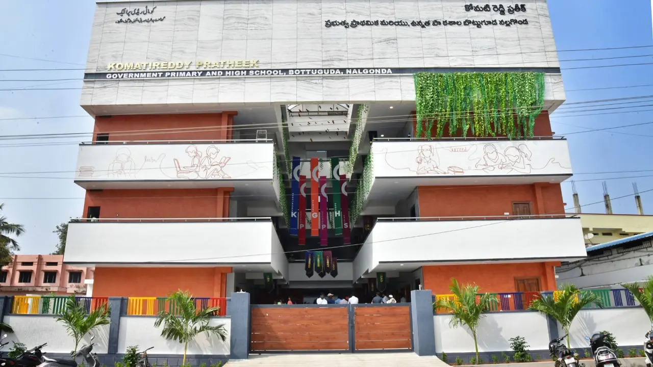 Komatireddy Venkat Reddy : కొడుకు పేరుతో హైటెక్ స్కూల్ ప్రారంభించిన మంత్రి కోమటిరెడ్డి