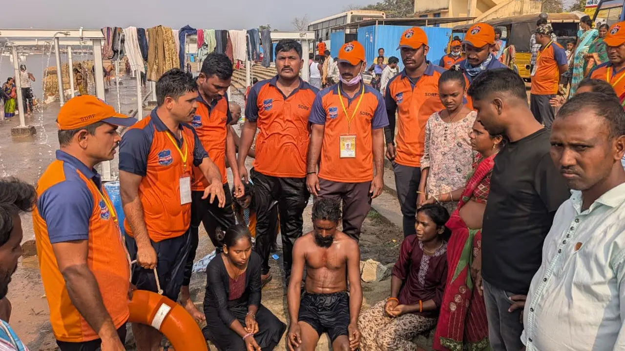 Medaram Updates | జంపన్నవాగులో ముగ్గురిని రక్షించిన ఎస్డీఆర్ఎఫ్