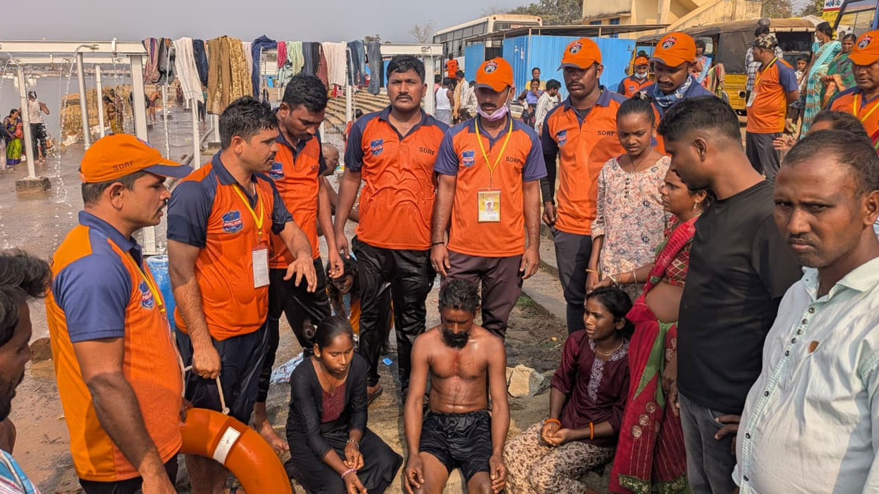SDRF personnel rescue 3 people from Jampanna Vagu