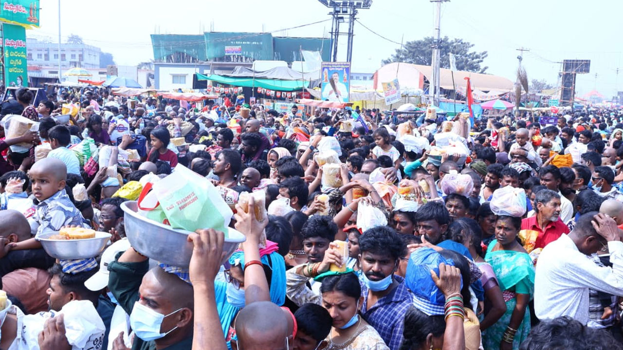 medaram-jatara-traffic-jam-devotees-suffering-warangal