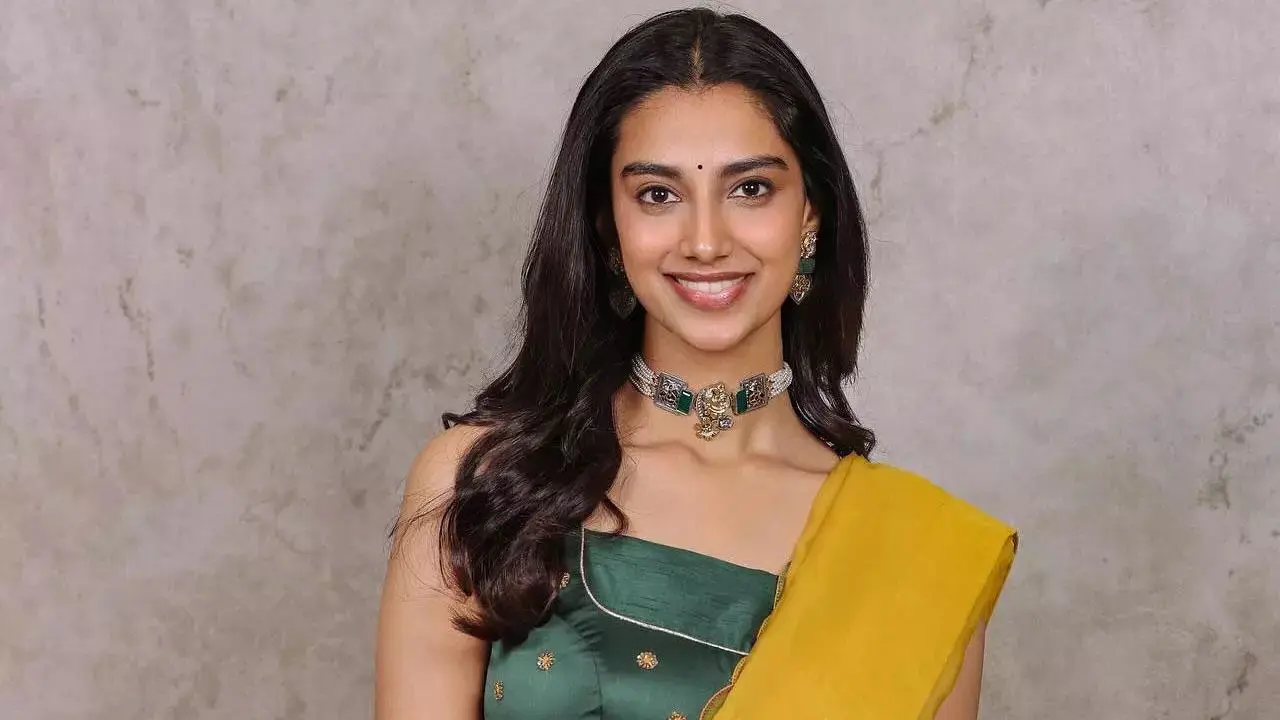 Meenaakshi Chaudhary | తొలి రోజుల్లో ఎదురైన కష్టాలు చెప్పిన హీరోయిన్ ..ఆ ద‌ర్శ‌కుడి వ‌ల్ల మొద‌టి రోజే ఏడ్చాను