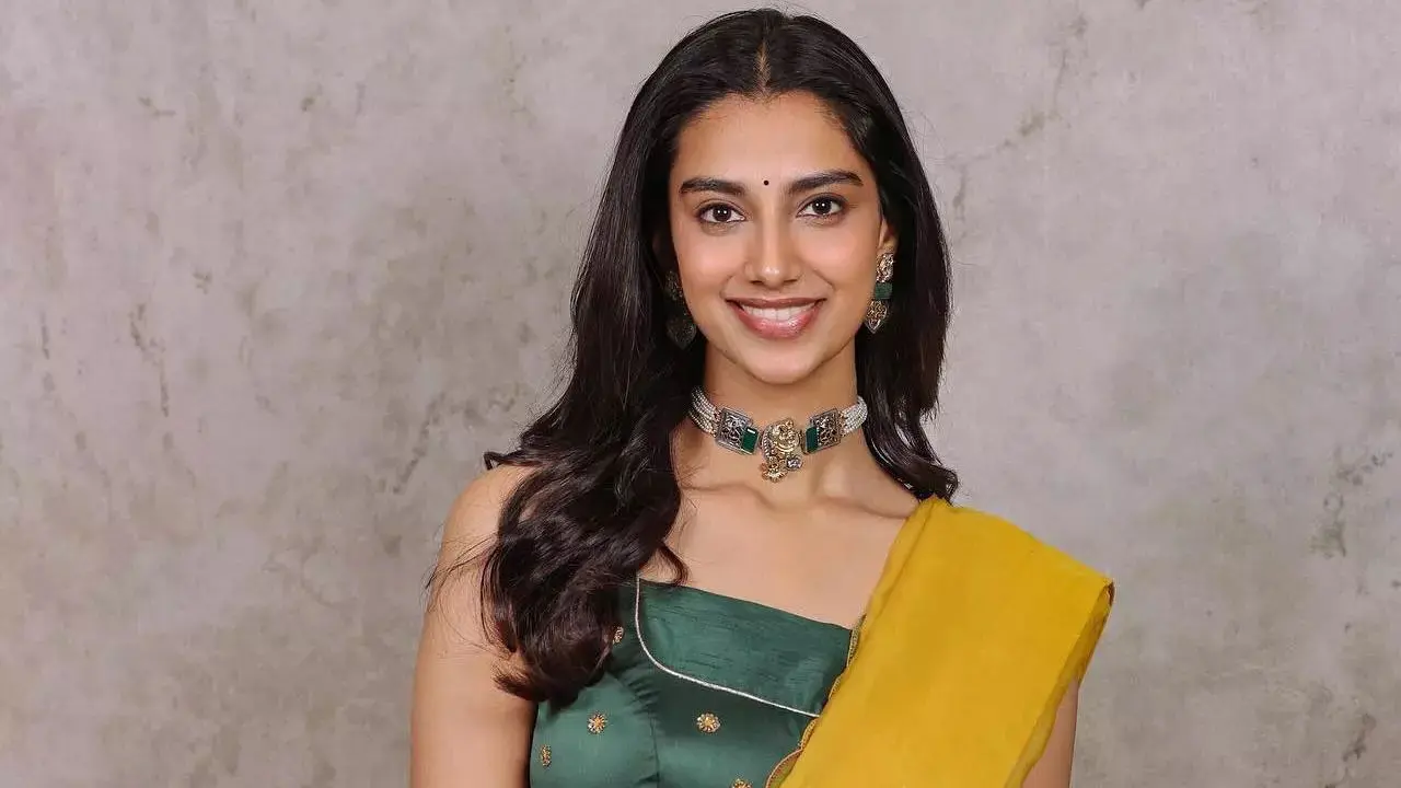 Meenaakshi Chaudhary | తొలి రోజుల్లో ఎదురైన కష్టాలు చెప్పిన హీరోయిన్ ..ఆ ద‌ర్శ‌కుడి వ‌ల్ల మొద‌టి రోజే ఏడ్చాను