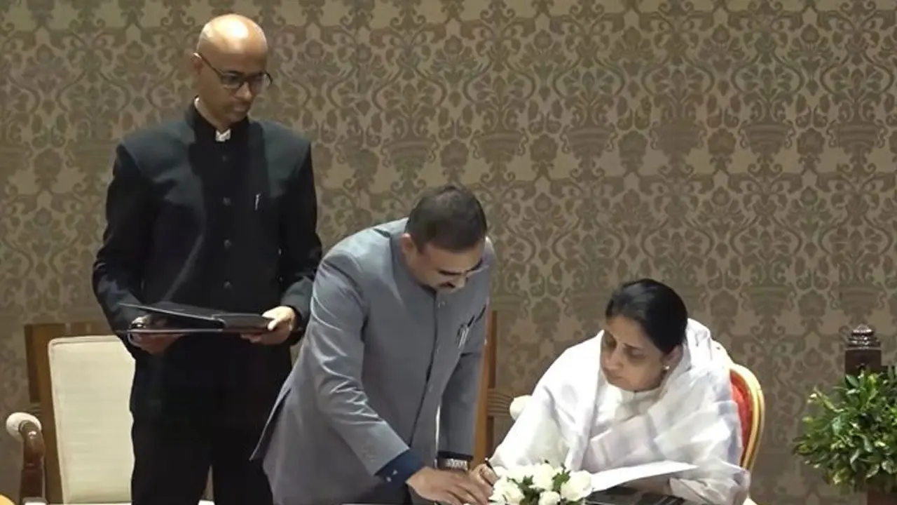 Sunetra Pawar : మహారాష్ట్ర తొలి మహిళా డిప్యూటీ సీఎంగా సునేత్ర ప్రమాణ స్వీకారం