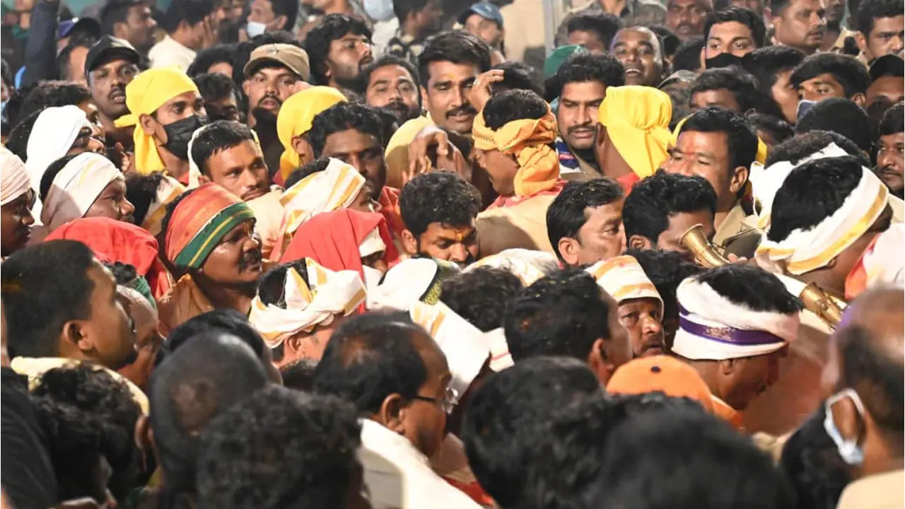 Medaram Jatara | వనదేవతల రాకతో పులకించిన జనమేడారం
