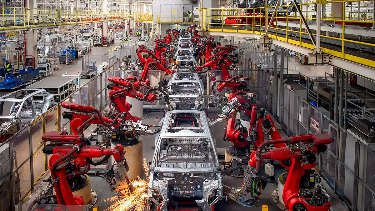 Robotic arms assembling cars in automated factory under India–EU FTA manufacturing expansion