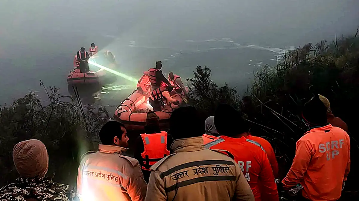 UP Police and SDRF teams conducting rescue operations in dense fog at the water-filled construction pit in Noida Sector 150.