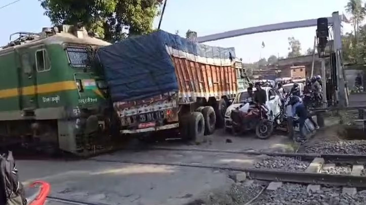 Train Rams Truck At Jharkhand