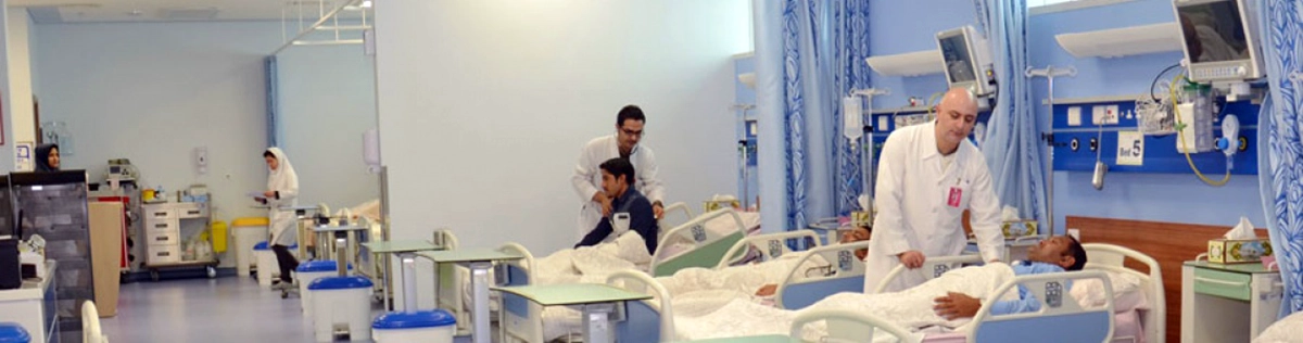 దాడి అనంతరం గాయపడిన విద్యార్థినులకు చికిత్స అందిస్తున్న ఆసుపత్రి సిబ్బంది