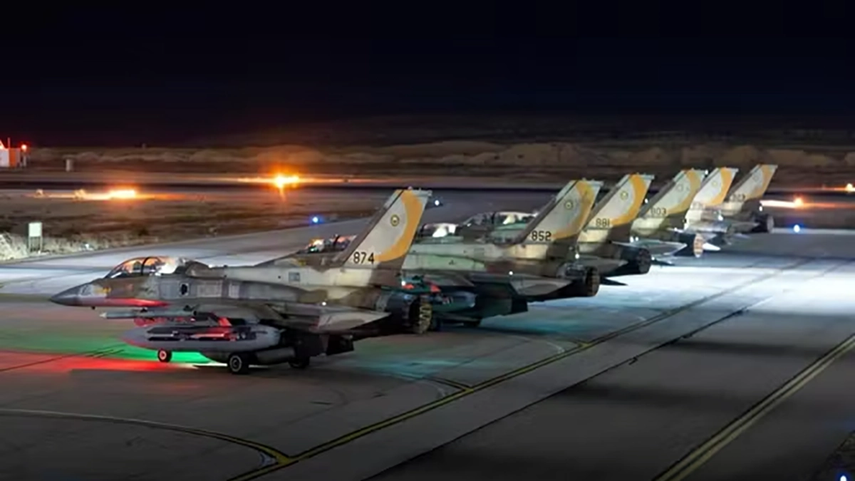 రాత్రి సమయంలో ఇజ్రాయెల్ యుద్ధవిమానాలు ఆపరేషన్‌కు బయలుదేరుతున్న దృశ్యం