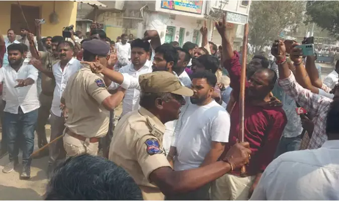 Thorrur chairperson election| తొర్రూర్ లో చైర్ పర్సన్ ఎన్నిక టెన్షన్…ఎర్రబెల్లి పీఏపై దాడి