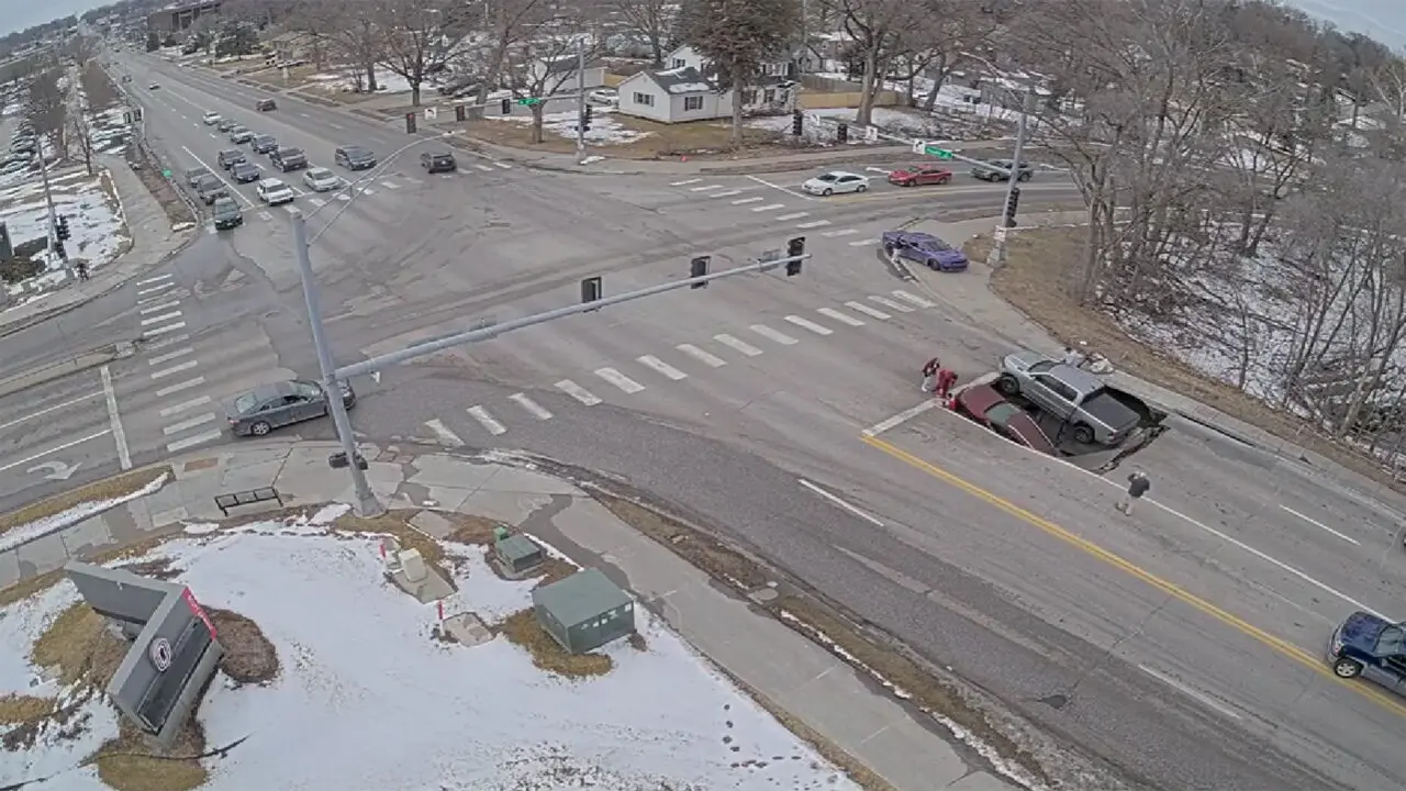 USA Nebraska Sinkhole : అమెరికా రోడ్లపై సింక్ హోల్స్ టెర్రర్
