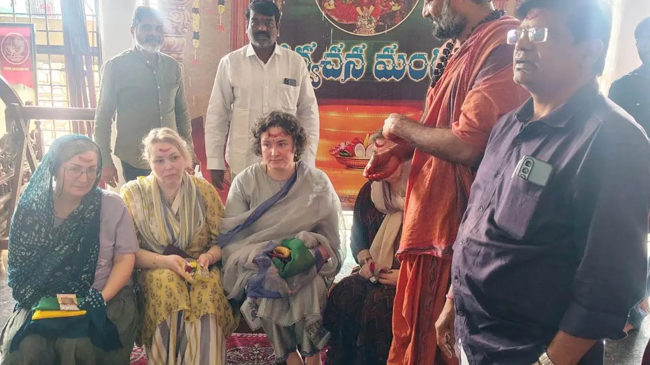 Anna Lezhneva : భద్రకాళి దేవాలయాన్ని సందర్శించిన పవన కల్యాణ్ సతీమణి