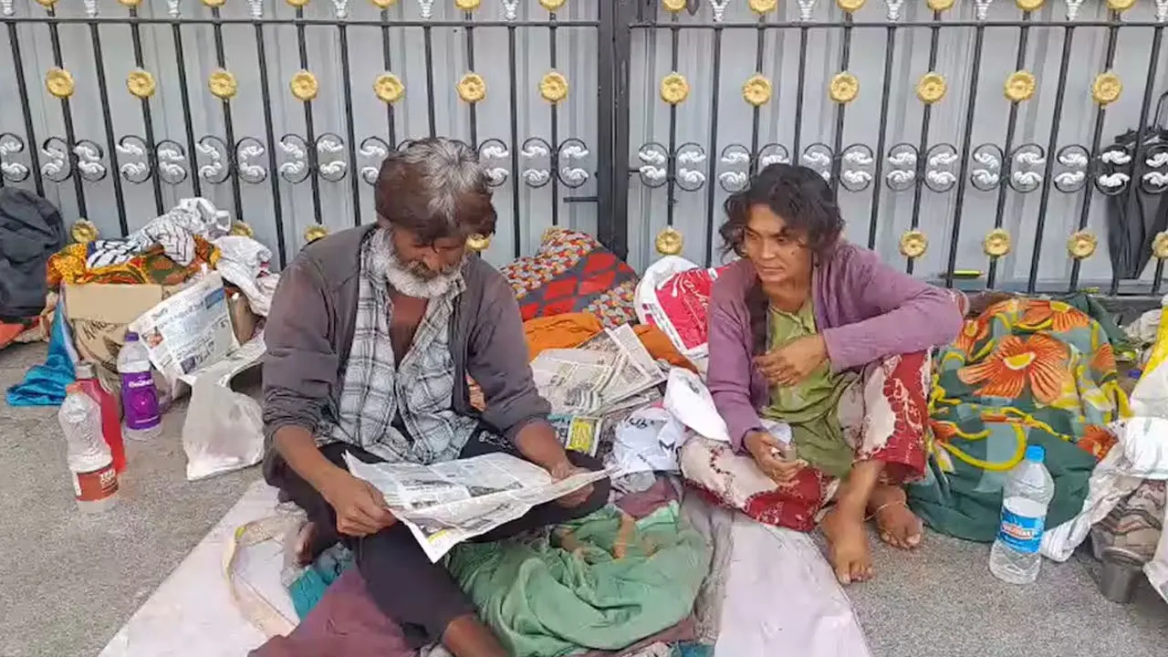 Real Life Bichagadu | రియ‌ల్ లైఫ్ ‘బిచ్చ‌గాడు’.. భార్య కోసం భిక్షాట‌న చేస్తున్న లాయ‌ర్‌