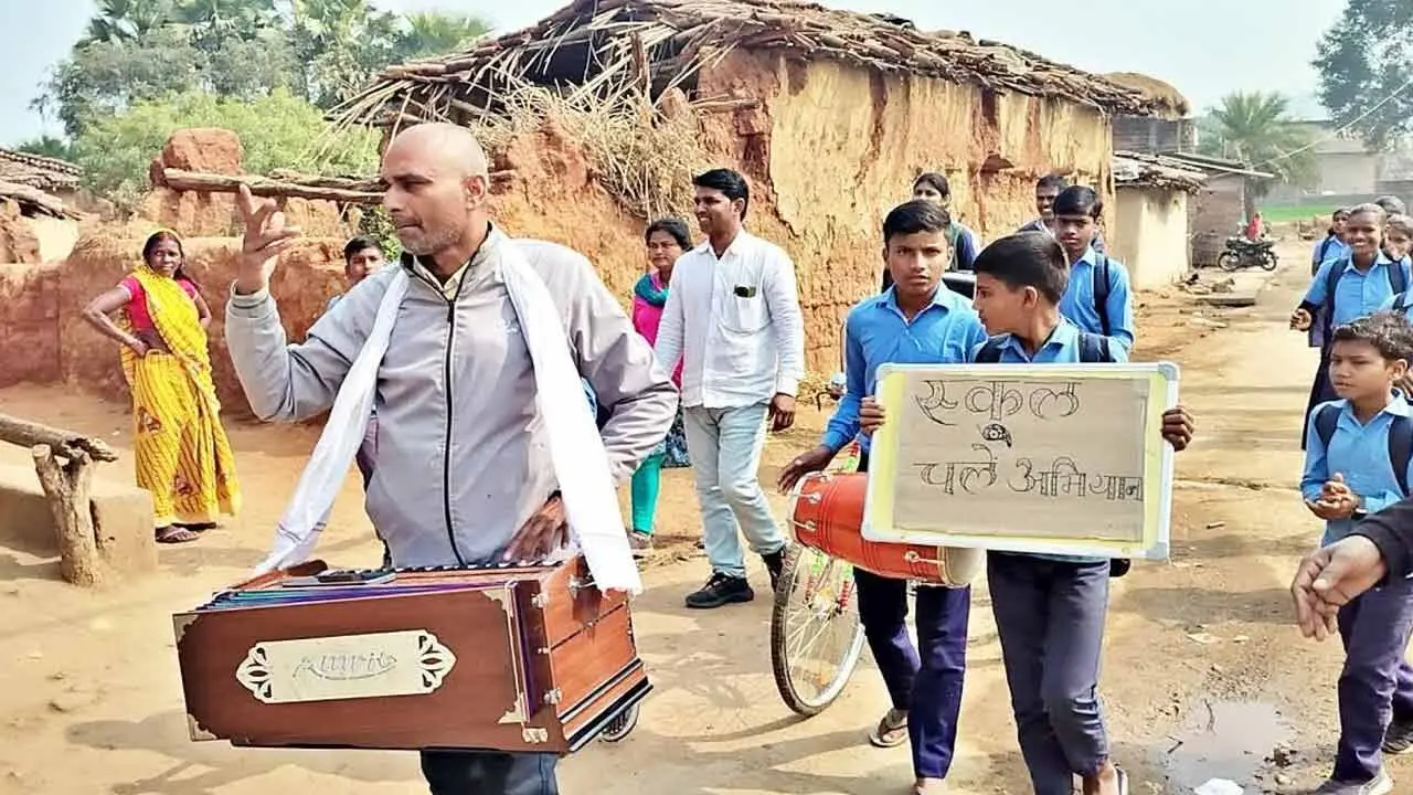 Harmonium | హ‌ర్మోనియం వాయిస్తున్న టీచ‌ర్.. బ‌డిబాట ప‌డుతున్న విద్యార్థులు