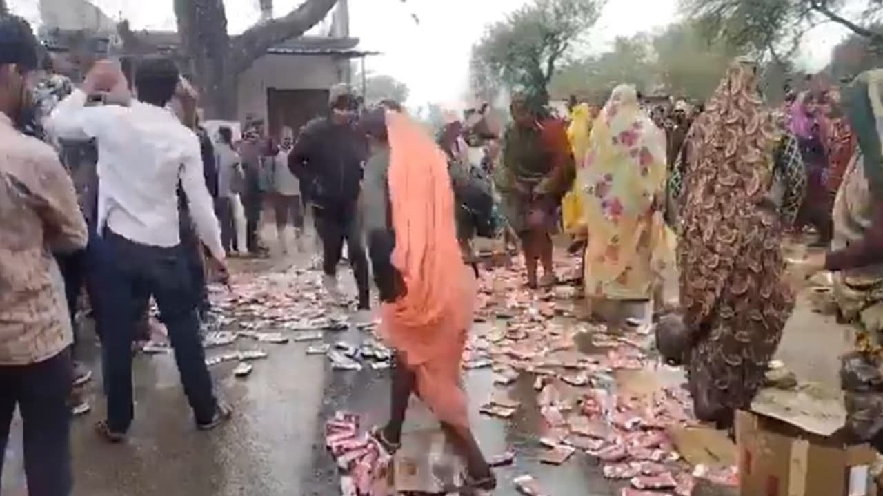 Woman Attack Liquor Shops In UP