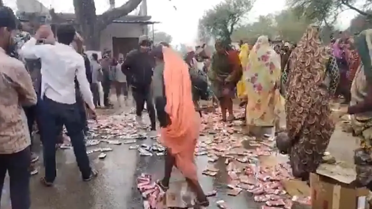 Woman Attack Liquor Shops In UP : లిక్కర్‌ షాపులపై మహిళల మూకుమ్మడి దాడి.. రూ.15 లక్షల విలువైన మద్యం బాటిల్స్‌ ధ్వంసం