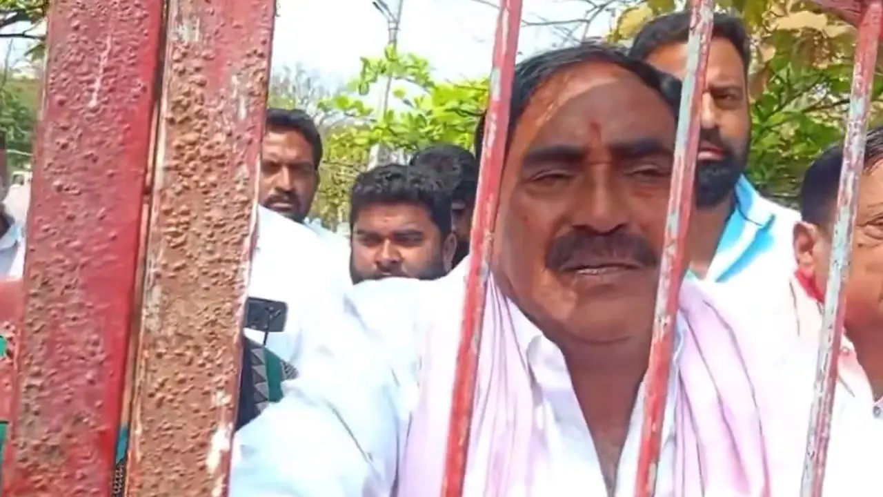 Errabelli Dayakar Rao : కంటతడి పెట్టిన మాజీ మంత్రి ఎర్రబెల్లి..వీడియో వైరల్