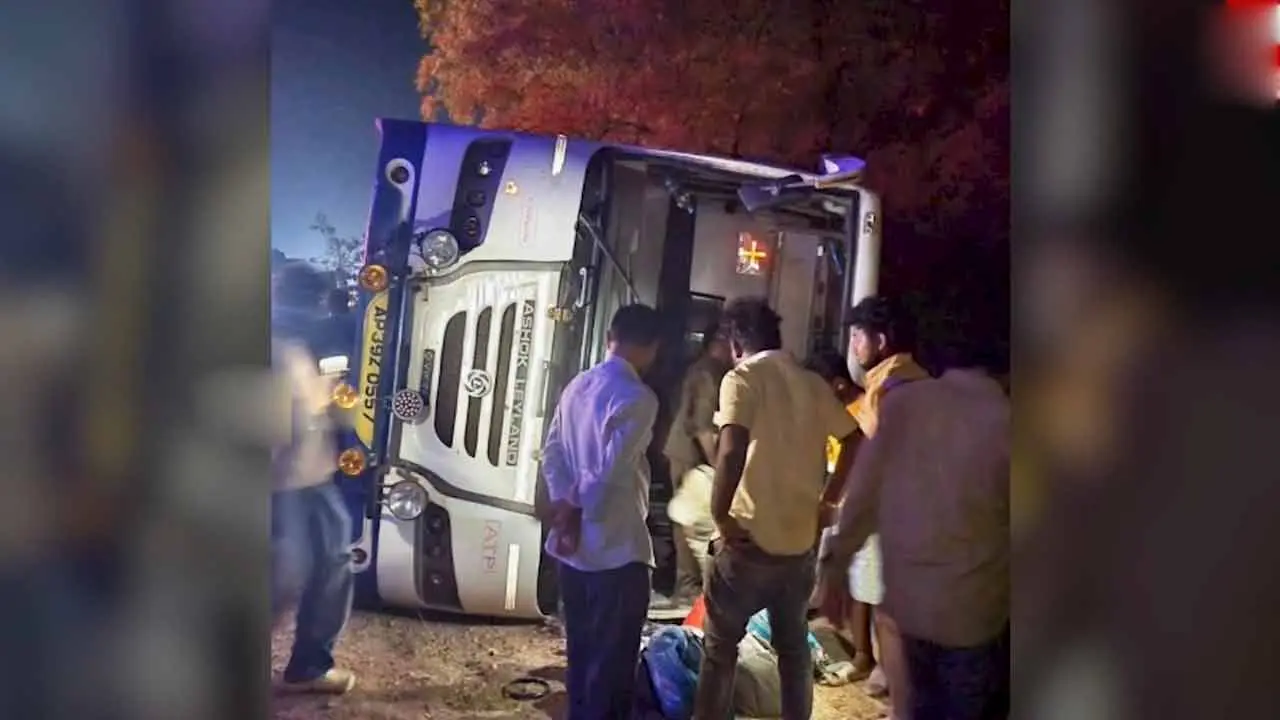 Road Accident | గ‌ద్వాల జిల్లాలో ఘోర బ‌స్సు ప్ర‌మాదం.. 20 మంది ప్ర‌యాణికుల‌కు తీవ్ర గాయాలు