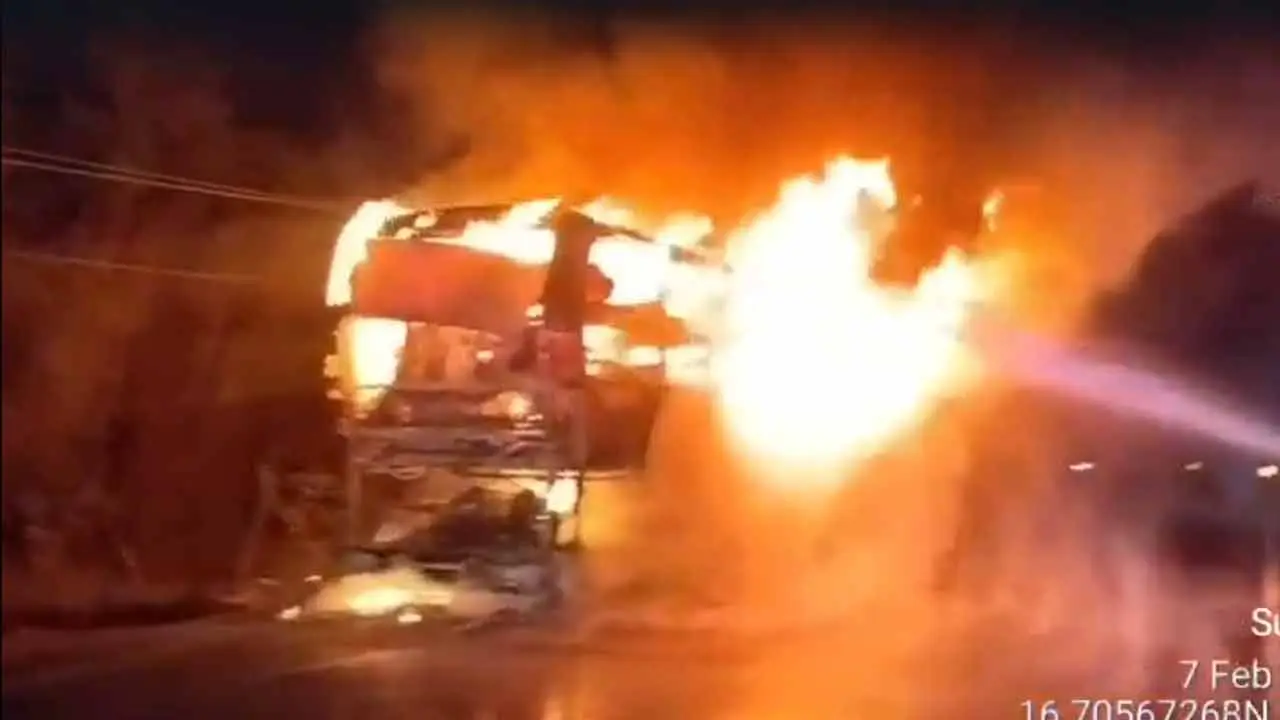 Fire Accident | ప్ర‌యివేటు బ‌స్సులో చెల‌రేగిన అగ్నికీల‌లు.. 39 మంది ప్ర‌యాణికులు సేఫ్‌