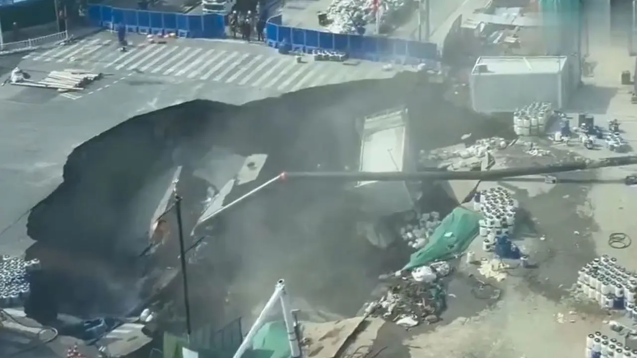 Shanghai Massive Sinkhole | క్షణాల్లో కుంగిన భూమి.. జనం పరుగో పరుగు: చైన్నై షాంఘైలో ఘటన